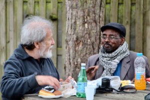 Pique-nique du voyage de fin d'année 2017 - Gérard et Ismaël en grande discussion.